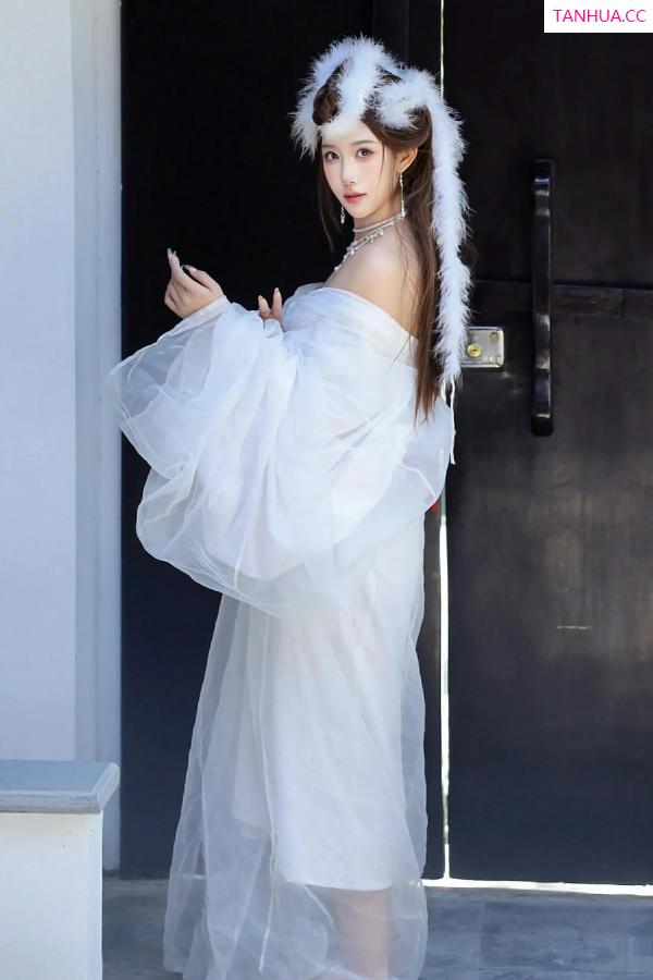 [XiuRen]高清写真图 2025.10.09 No.10843 金允希Yuki 低胸长裙